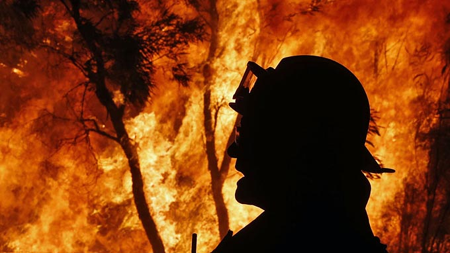 Lính cứu hỏa chiến đấu trước ngọn lửa cháy rừng tại Úc.